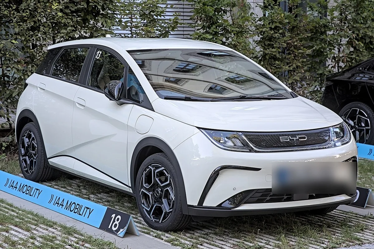 흰색 BYD 돌핀의 전측면, IAA 모빌리티 야외 전시 구역에 놓인 모습