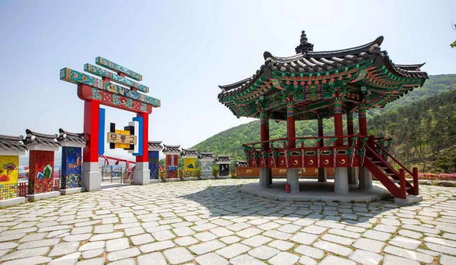 채색된 문루와 팔각 정자가 있는 돌바닥 광장