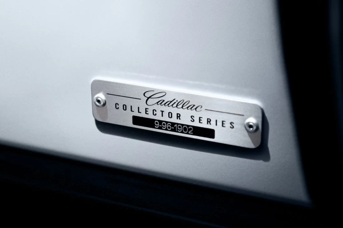 에스컬레이드-V 컬렉터 시리즈 번호 명판 근접 사진, Cadillac Collector Series 글자와 일련번호가 새겨져 있다