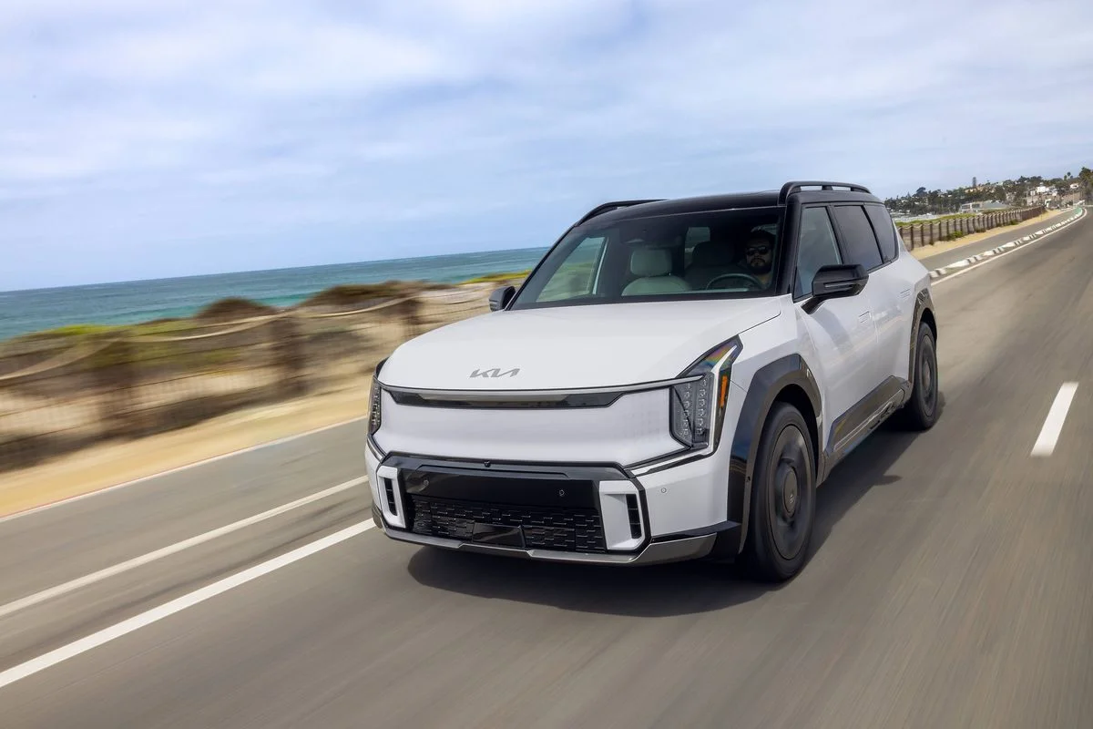 해안 도로를 달리는 흰색 2027 기아 EV9 전측면