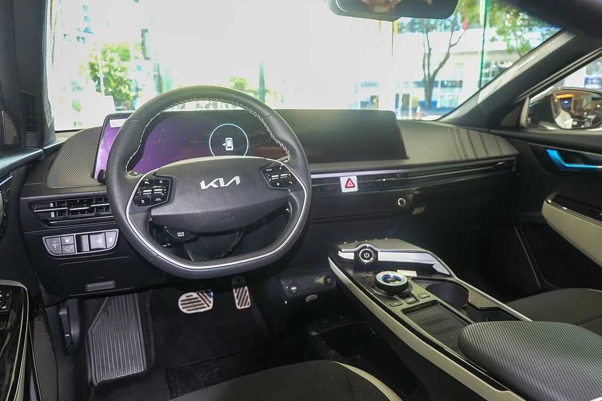 기아 EV6 GT-Line 운전석 스티어링 휠과 대시보드, 전기차 겨울 히터·열선 사용 기사 대표 이미지