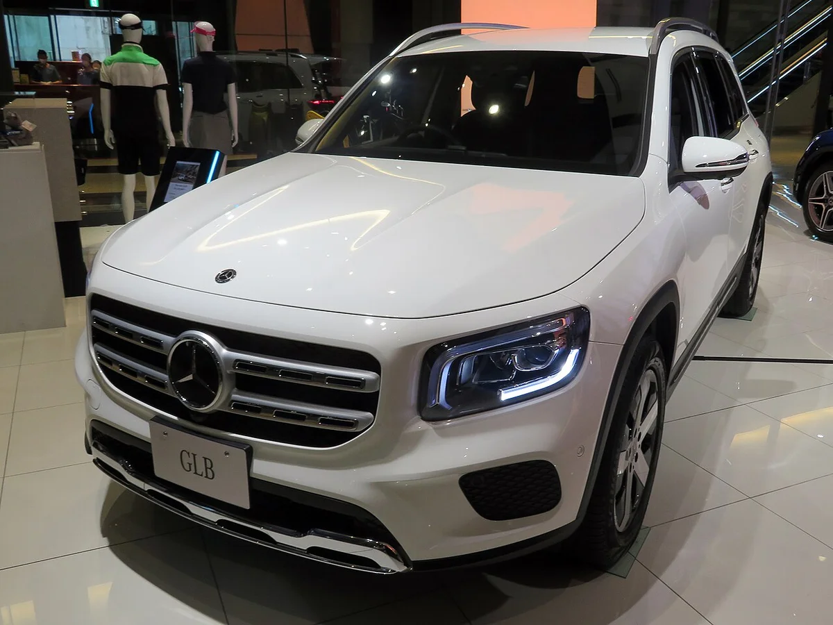 일본 대리점 전시장에 놓인 흰색 메르세데스-벤츠 GLB 200d(X247) 전면