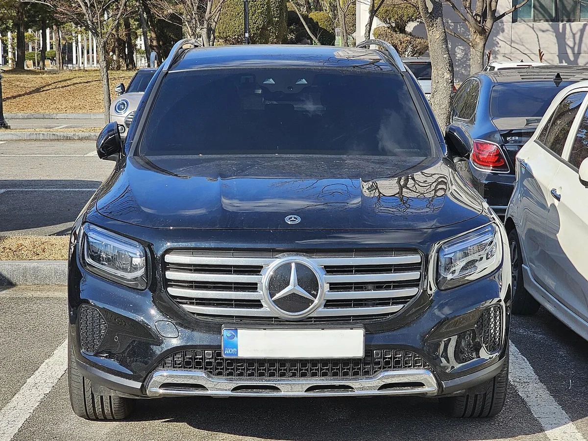 검은색 메르세데스-벤츠 GLB 200d 부분변경 모델(X247) 전면, 주차장