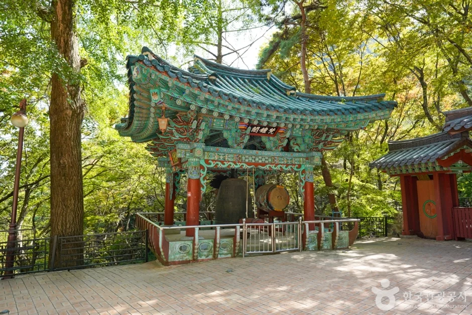 해운사 경내의 단청 전각과 마당