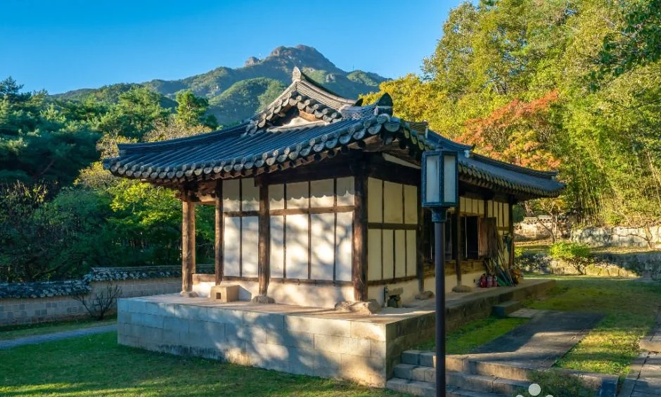 멀리 금오산 봉우리가 보이는 채미정 경내의 한옥 건물