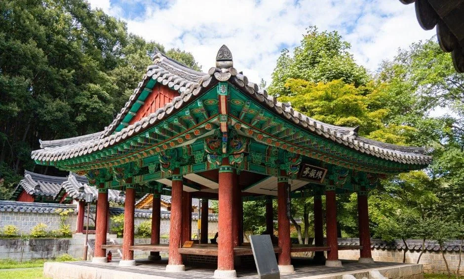 단청 처마와 붉은 기둥이 보이는 채미정 정자