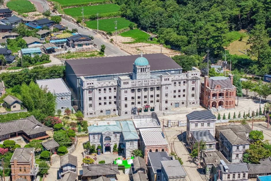 공중에서 내려다본 대형 관청풍 건물과 주변 세트 건물들