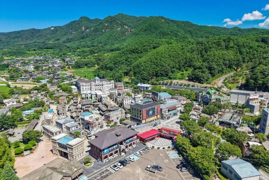 산을 배경으로 세트장 시가지가 보이는 항공 사진