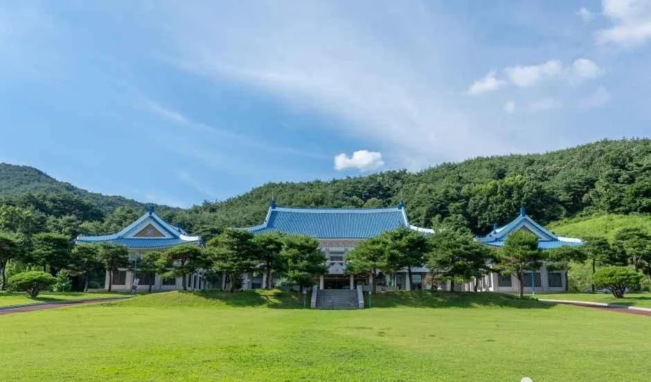 푸른 기와지붕의 청와대 본관을 본뜬 세트와 잔디밭