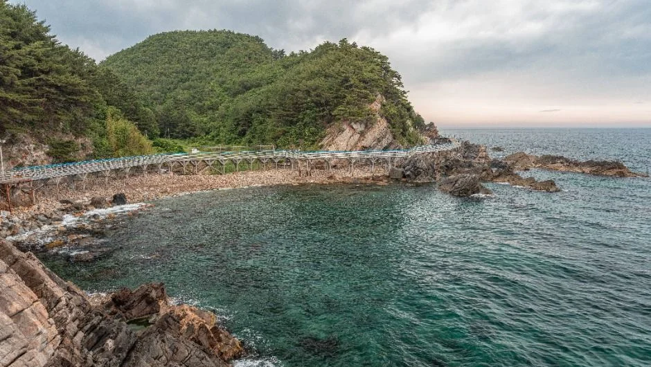 바위 해안과 맑은 바다가 이어지는 해안 산책로