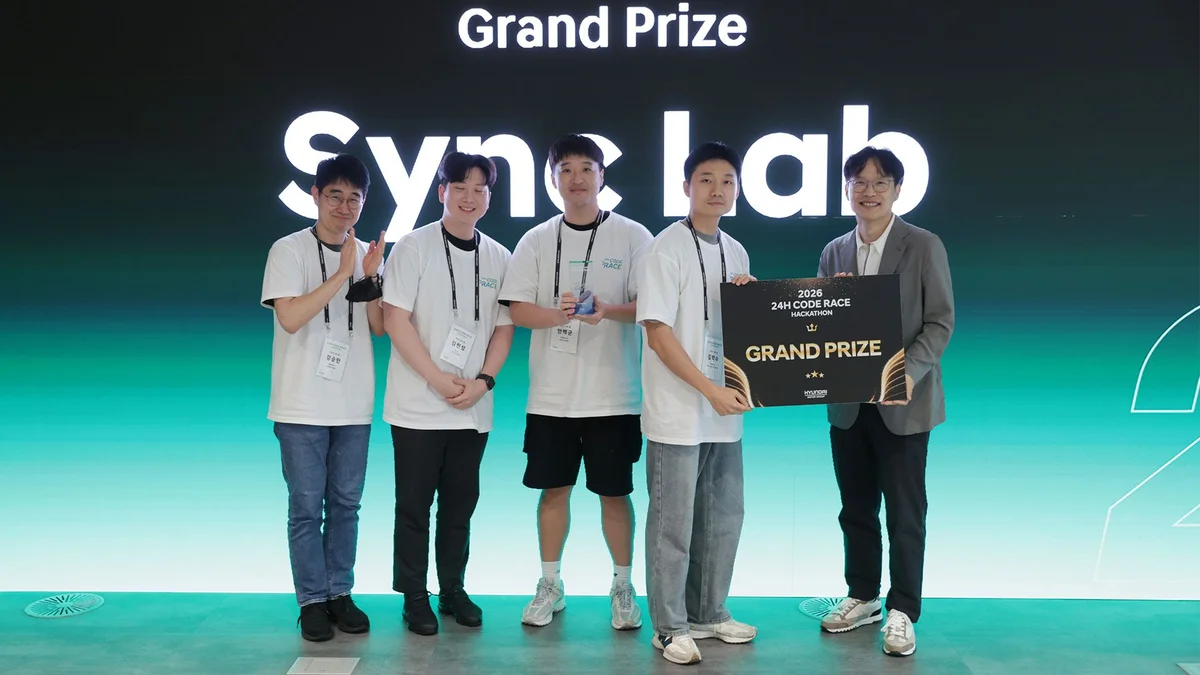대상을 수상한 싱크랩 팀원들이 Grand Prize 표지판을 들고 무대 위에 서 있다