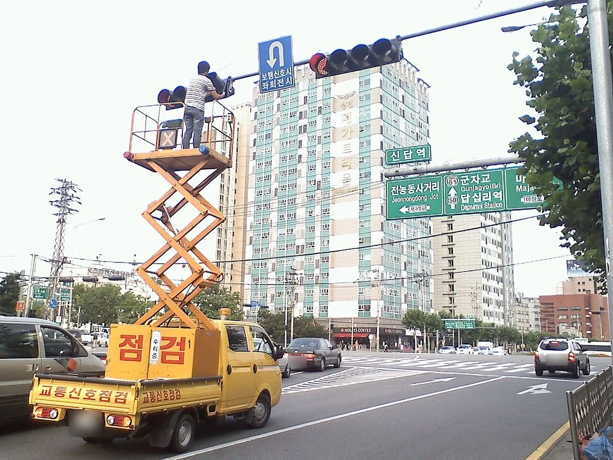 서울 교차로에서 교통신호기를 점검하는 작업 차량, 교통사고 다발지점 신호 관리와 정비 모습