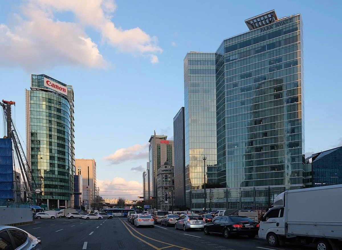 서울 강남 테헤란로와 영동대로 교차 구간의 도로와 고층 건물, 교통사고 다발지점이 많은 서울 도심