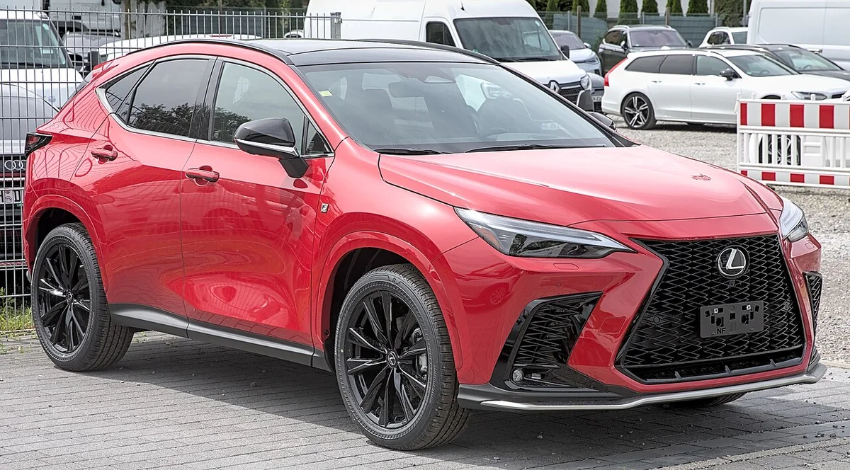 연장 보증 프라임 보상 한도 3,000만 원이 적용되는 붉은색 렉서스 NX 350의 앞쪽 3/4 모습