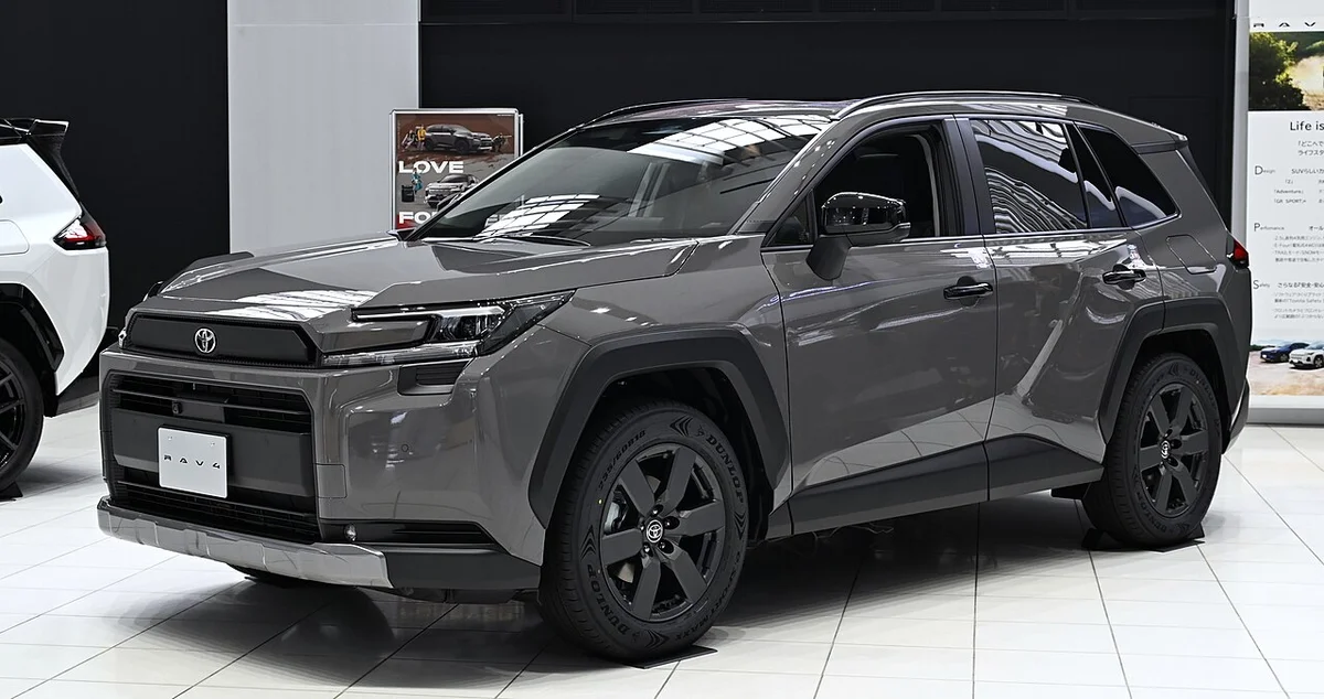 연장 보증 프라임 보상 한도 2,500만 원이 적용되는 전시장의 회색 토요타 RAV4 하이브리드 앞모습