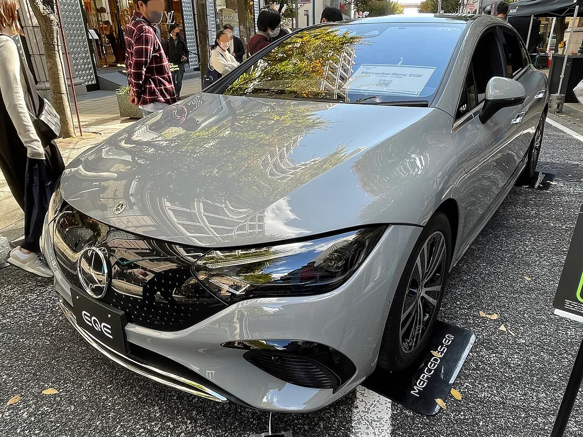 고전압 배터리 보증 수치가 공식 페이지에 없는 메르세데스-벤츠 EQE 350+ 전기차의 회색 앞쪽 3/4 모습