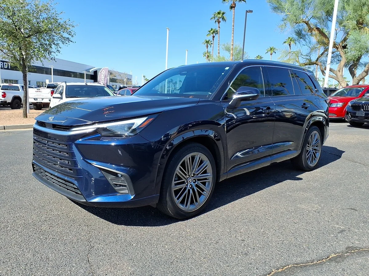 미국 도로에 세워 둔 남색 렉서스 TX 350 Luxury 전측면