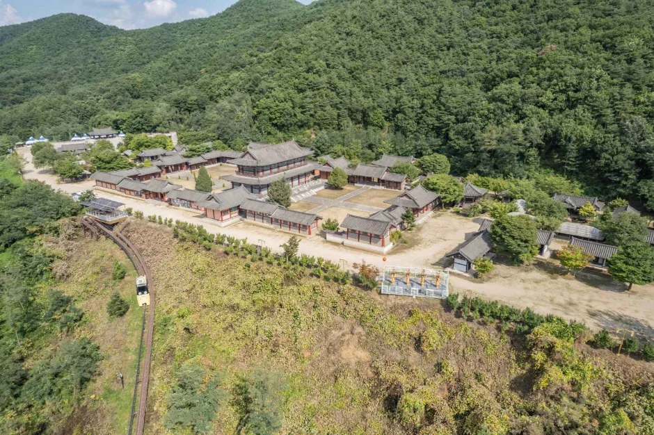 숲이 우거진 산자락 아래 기와 건물들이 모여 있는 한옥 단지를 위에서 본 모습