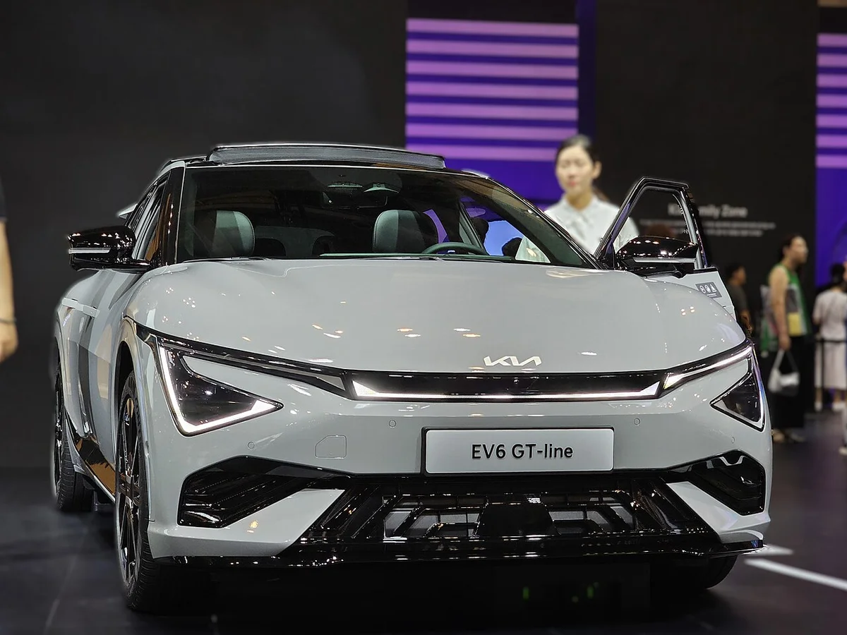 전시장에 놓인 기아 EV6 GT-line 전면, 배터리 컨디셔닝 설명서 확인 대상 차종