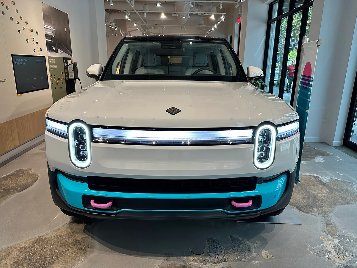 리비안 쇼룸에 전시된 베이지색 리비안 전기 SUV 전면