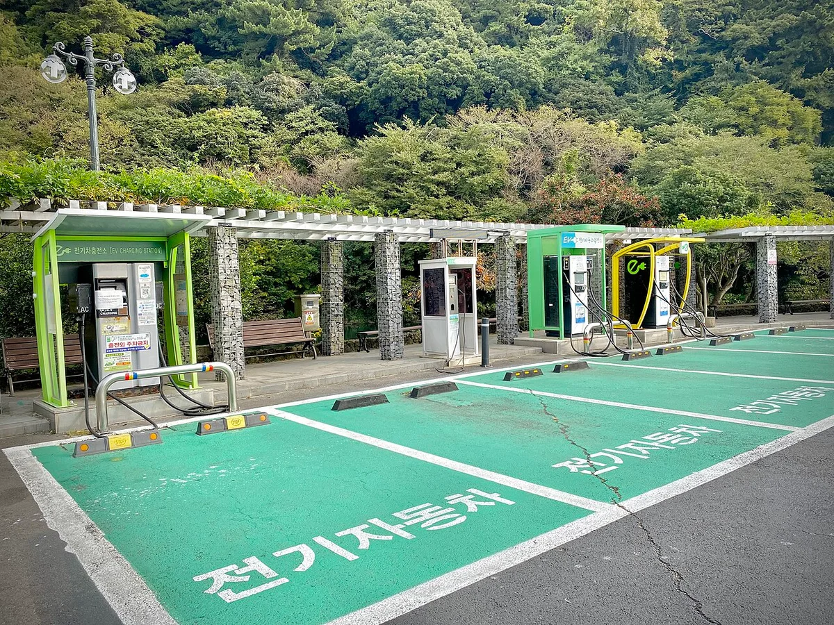 제주 서귀포 인근의 전기차 충전기와 초록색 전기자동차 전용 주차구역 모습