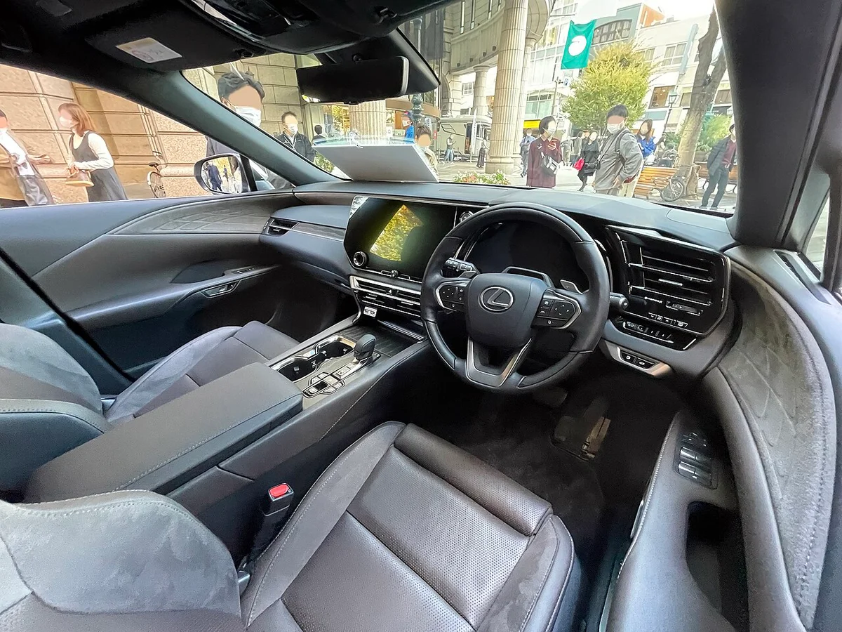 렉서스 RX 450h+ 프로토타입 실내, 대형 센터 디스플레이와 가죽 시트가 보이는 우핸들 운전석