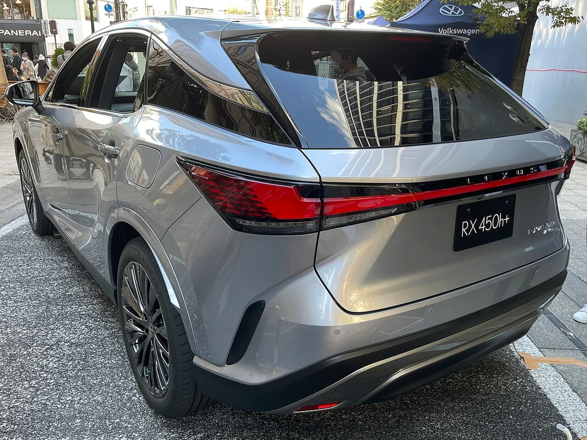 렉서스 RX 450h+ 프로토타입 후면, 일자형 테일램프와 모델명 표시판