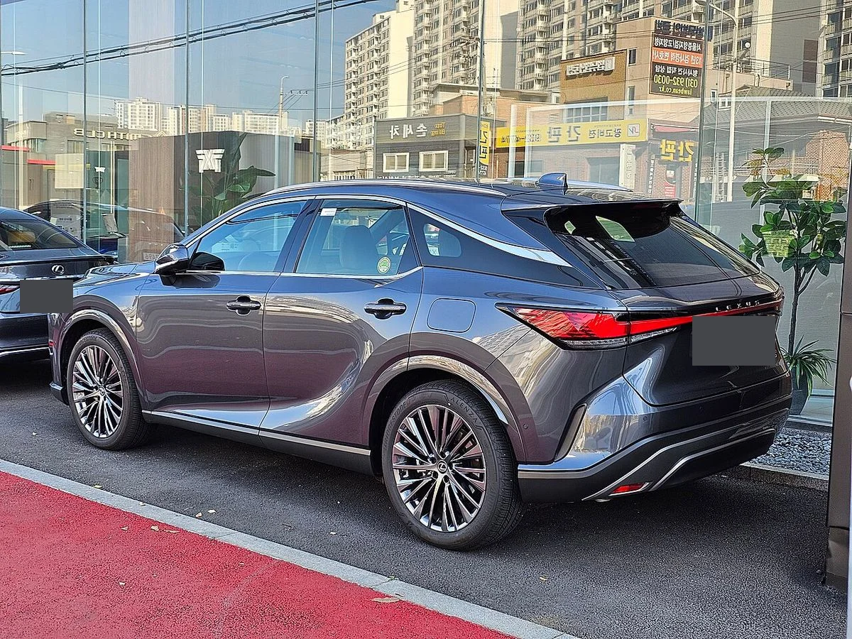 일산 전시장 앞 렉서스 RX 350h AWD 후측면, 가로로 이어진 테일램프와 리어 스포일러