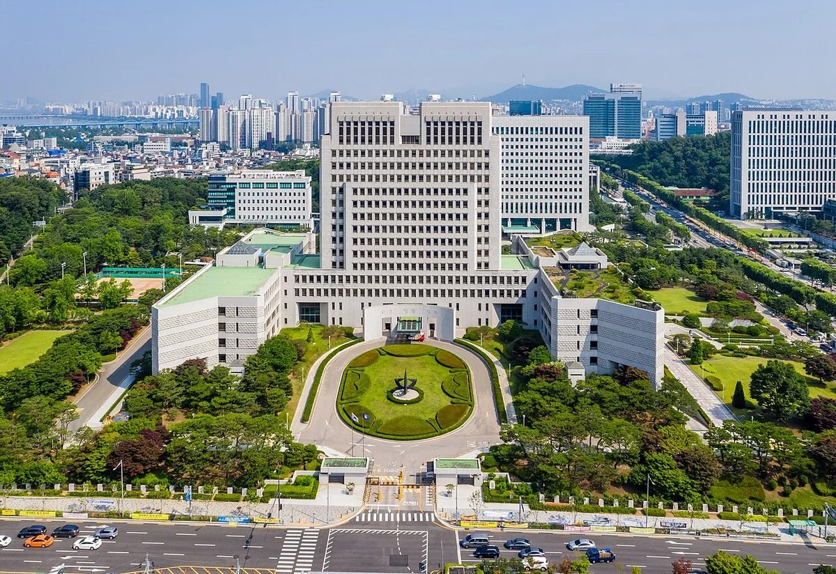 급발진 입증책임 판결을 선고한 대한민국 대법원 청사를 위에서 내려다본 전경