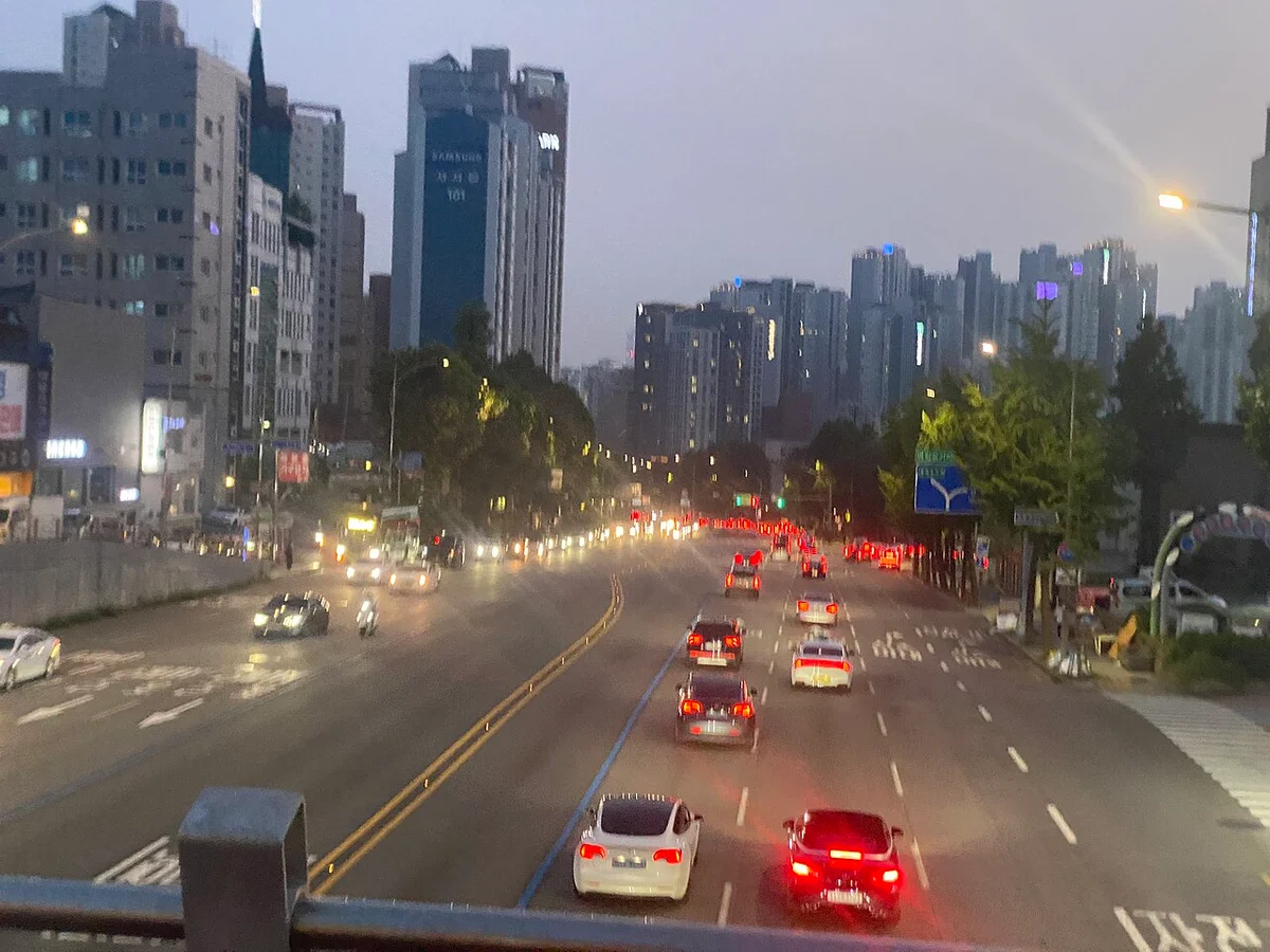 해 질 무렵 서울 도심 도로를 달리는 차량 행렬, 겨울철 퇴근 시간대 교통사고 사망 통계를 설명하는 사진