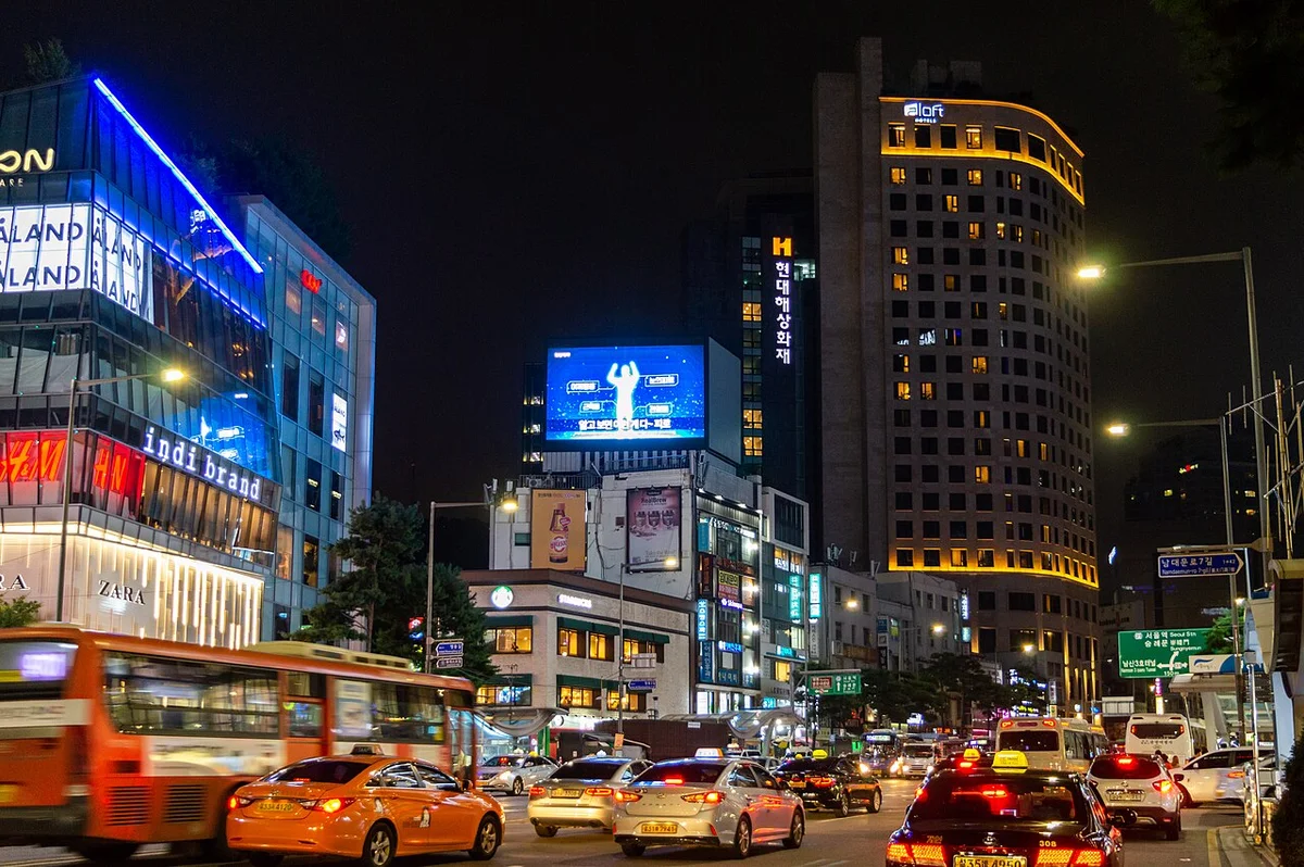 밤 서울 남대문로 도로에서 버스와 택시가 지나가는 도심 야경, 서울 택시요금 심야할증 시간대