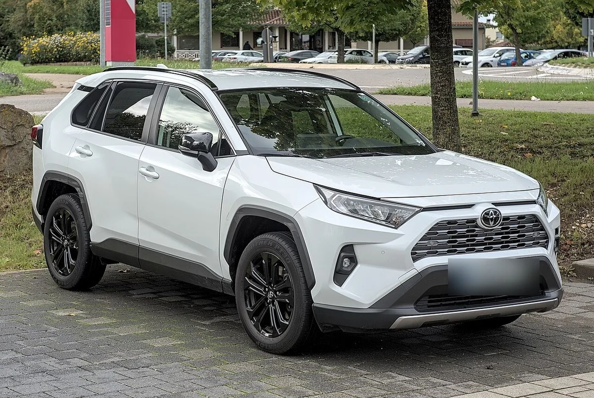 흰색 토요타 RAV4 하이브리드의 전측면, 번호판은 가림 처리했다