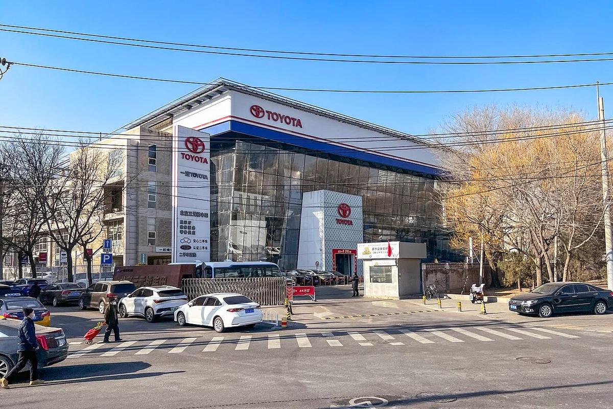 베이징 싼위안차오 인근 도로변에 있는 토요타 대리점 건물 전경