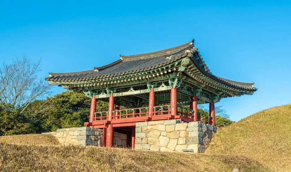 석축 위에 선 붉은 기둥 기와 정자를 정면에서 본 모습