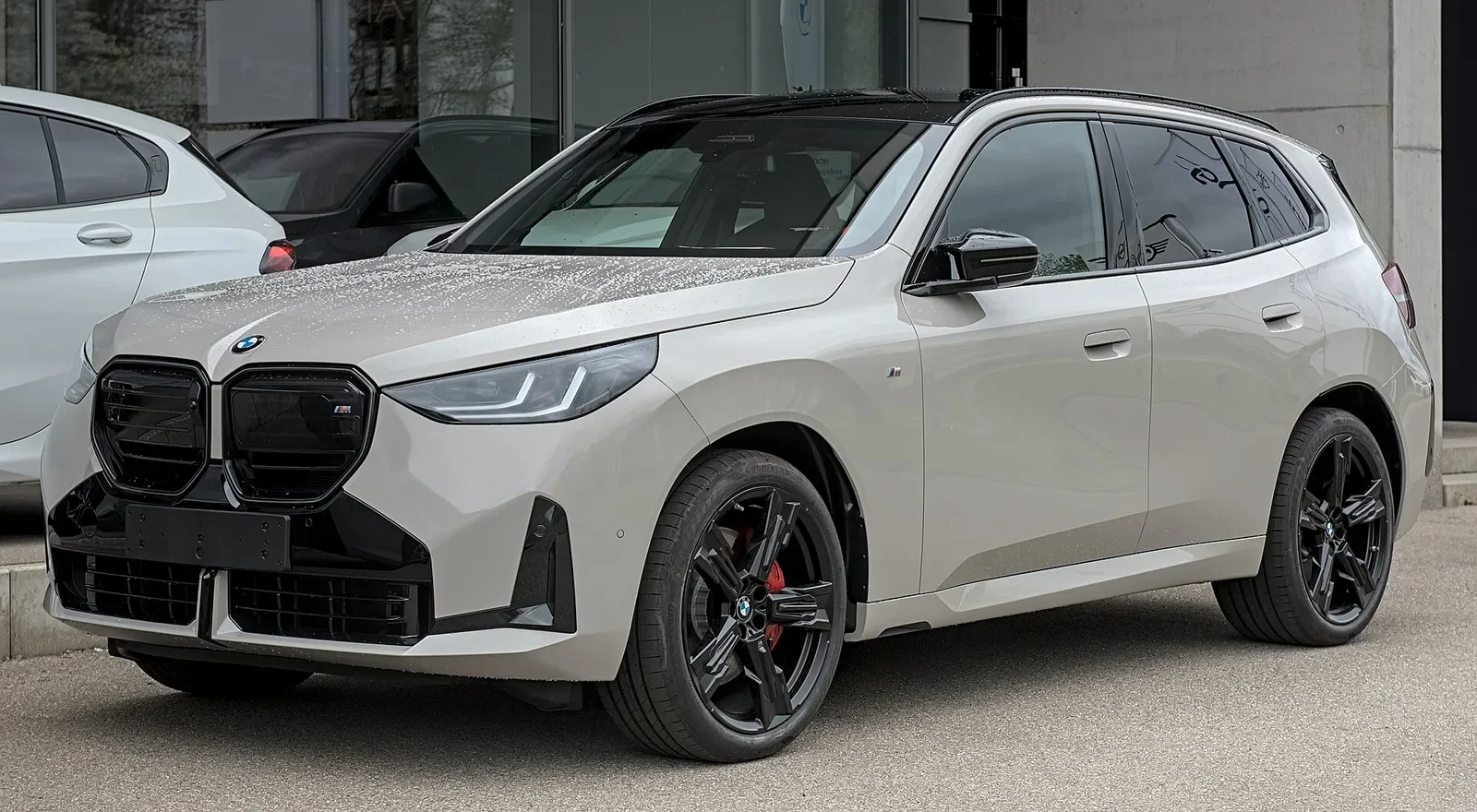 회색 BMW X3 전측면, 블랙 휠 장착