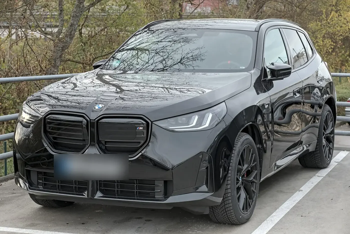 검은색 BMW X3 M50 전측면, 번호판은 흐림 처리