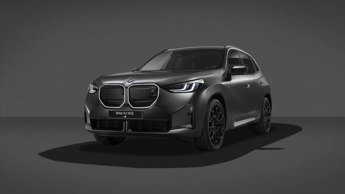 어두운 스튜디오에 선 BMW X3 M50 xDrive 전측면