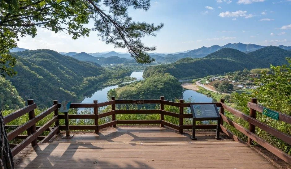 한반도지형 전망대 목재 데크와 먼 산