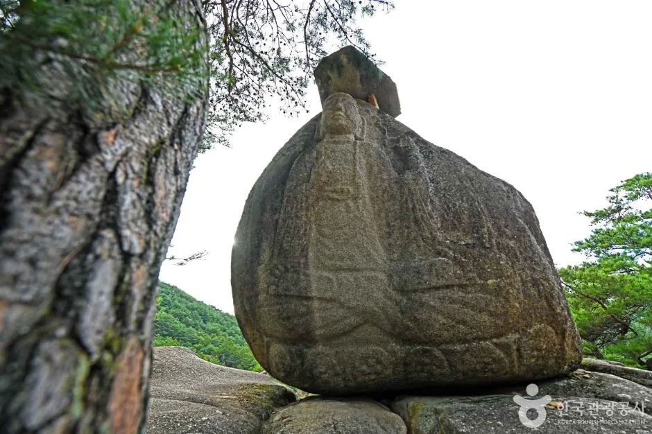 바위에 새겨진 영월 무릉리 마애여래좌상