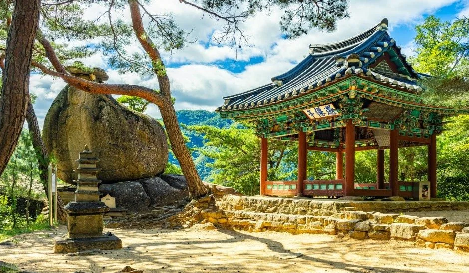 큰 바위와 소나무, 요선정 처마가 한 화면에 담긴 모습