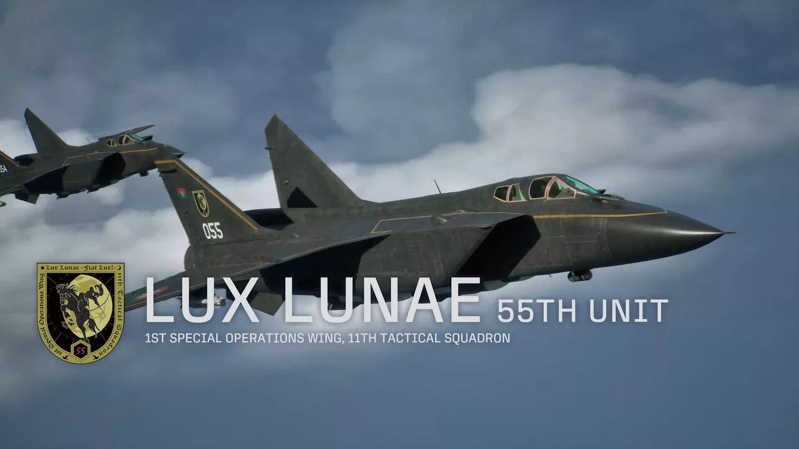 에이스 컴뱃 8의 전투기가 구름 위를 비행하는 장면과 'LUX LUNAE 55TH UNIT' 문구