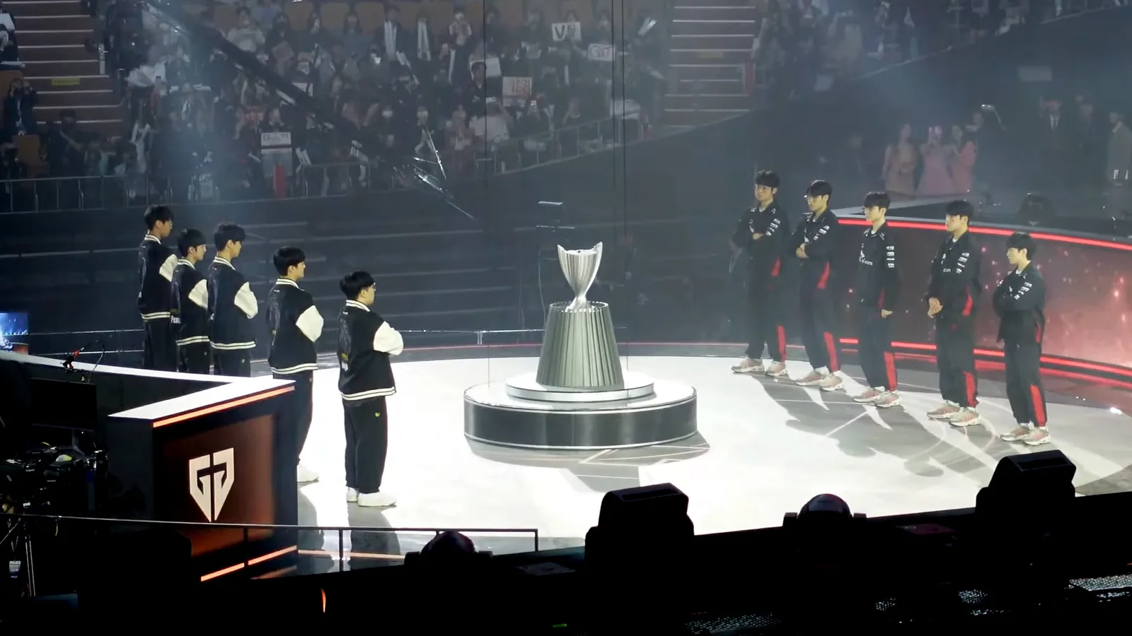 무대 중앙의 우승 트로피를 사이에 두고 왼쪽에 Gen.G, 오른쪽에 T1 선수단이 나란히 선 LCK 결승 무대