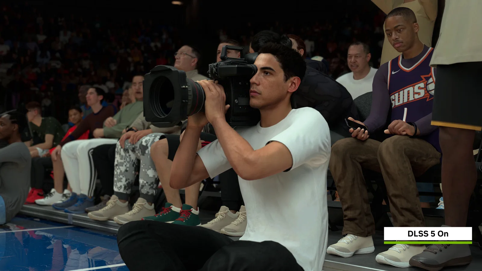 NBA 2K27 관중석 렌더링에 DLSS 5를 적용한 비교 화면