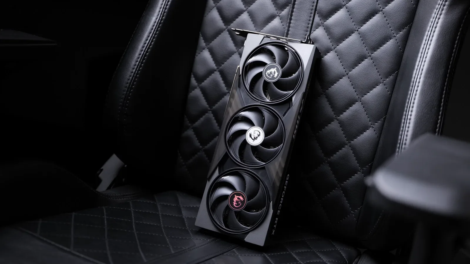 검은 배경에 놓인 지포스 RTX 5060 Ti 그래픽카드