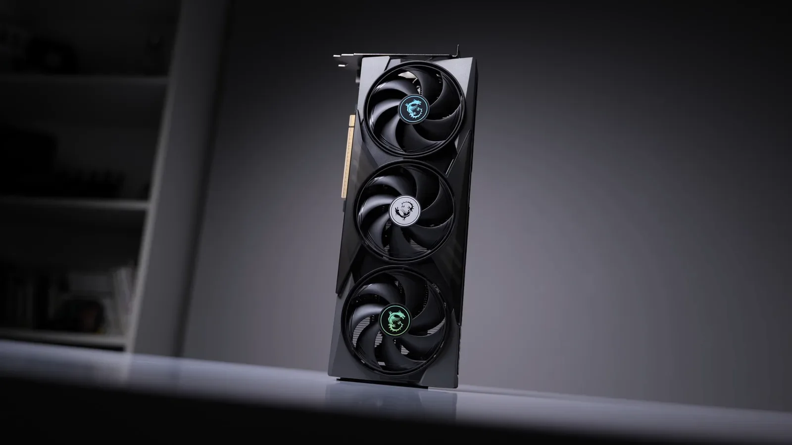 세로로 세워 둔 3연 팬 지포스 RTX 5060 Ti 그래픽카드