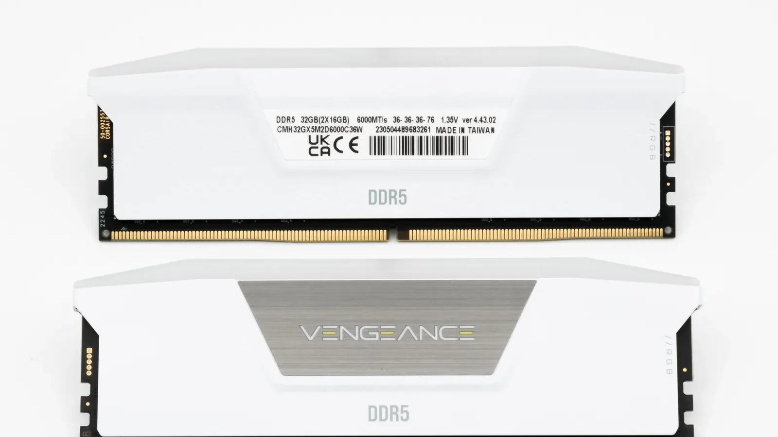 흰색 방열판을 씌운 DDR5 메모리 모듈