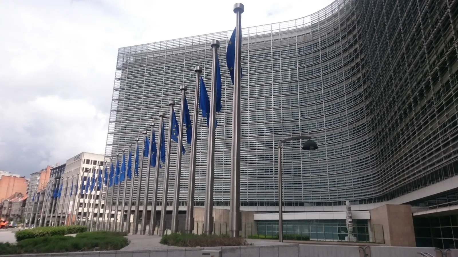 브뤼셀 EU 집행위원회 베를레몽 건물 앞에 EU 깃발이 줄지어 서 있는 모습