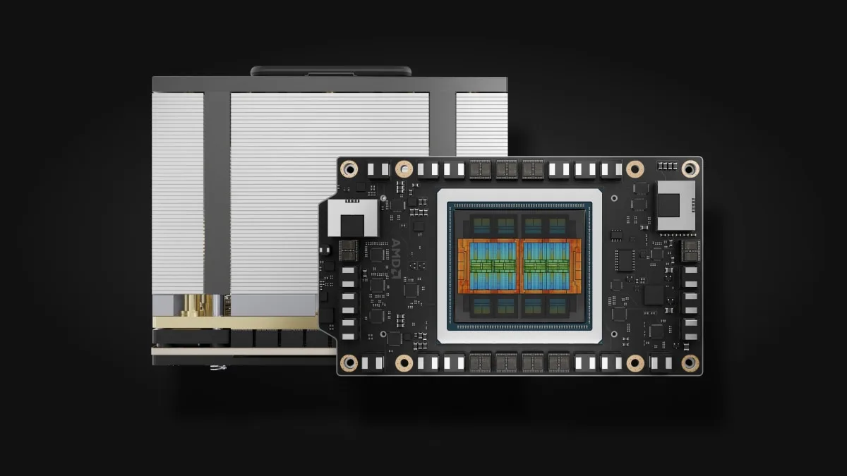 AMD 인스팅트 MI350X 데이터센터 가속기 보드 클로즈업 사진 - AMD 로고가 새겨진 검은 기판 위에 대형 AI 칩이 탑재된 모습