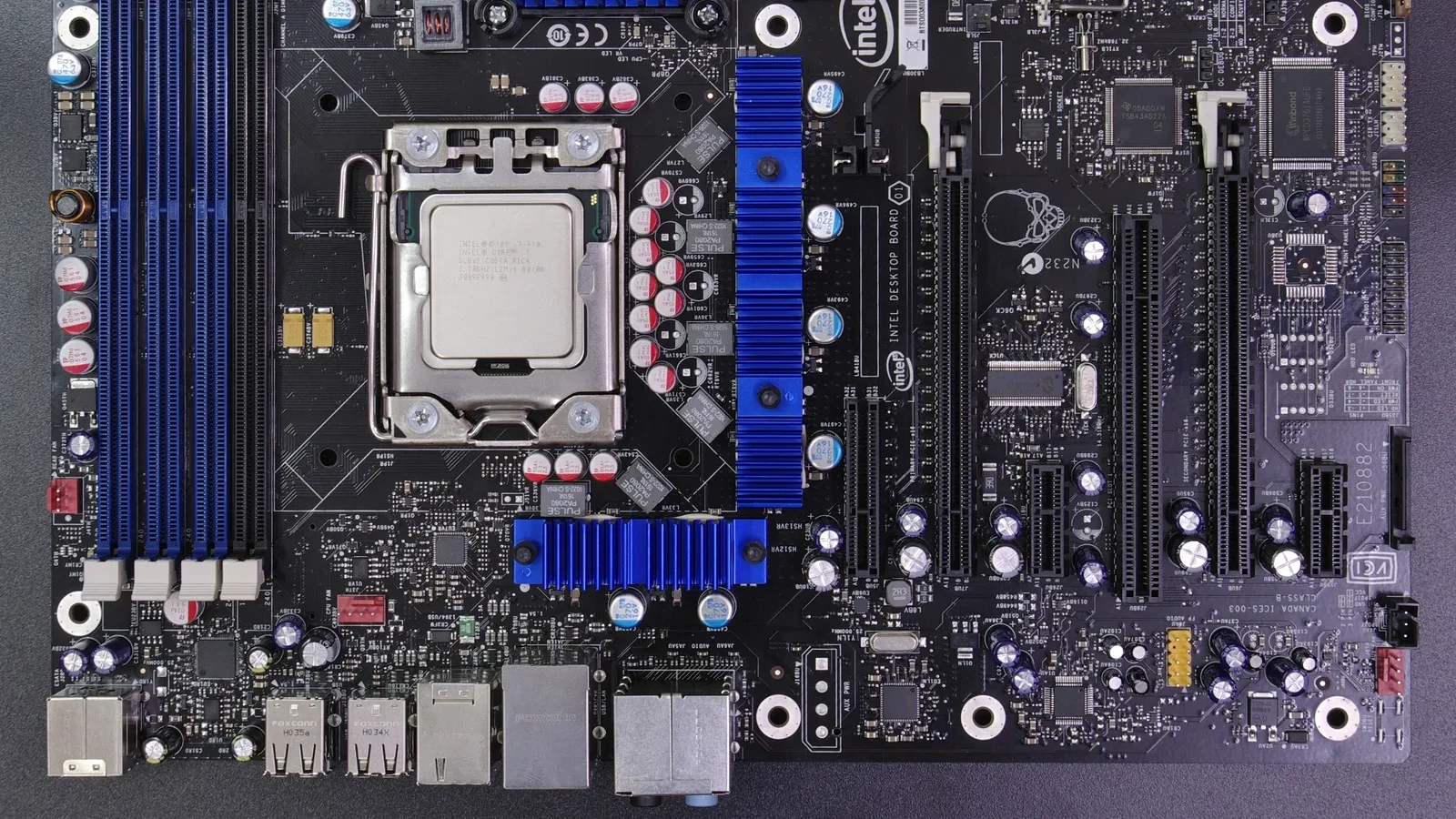 각종 슬롯과 부품이 배치된 ATX 메인보드
