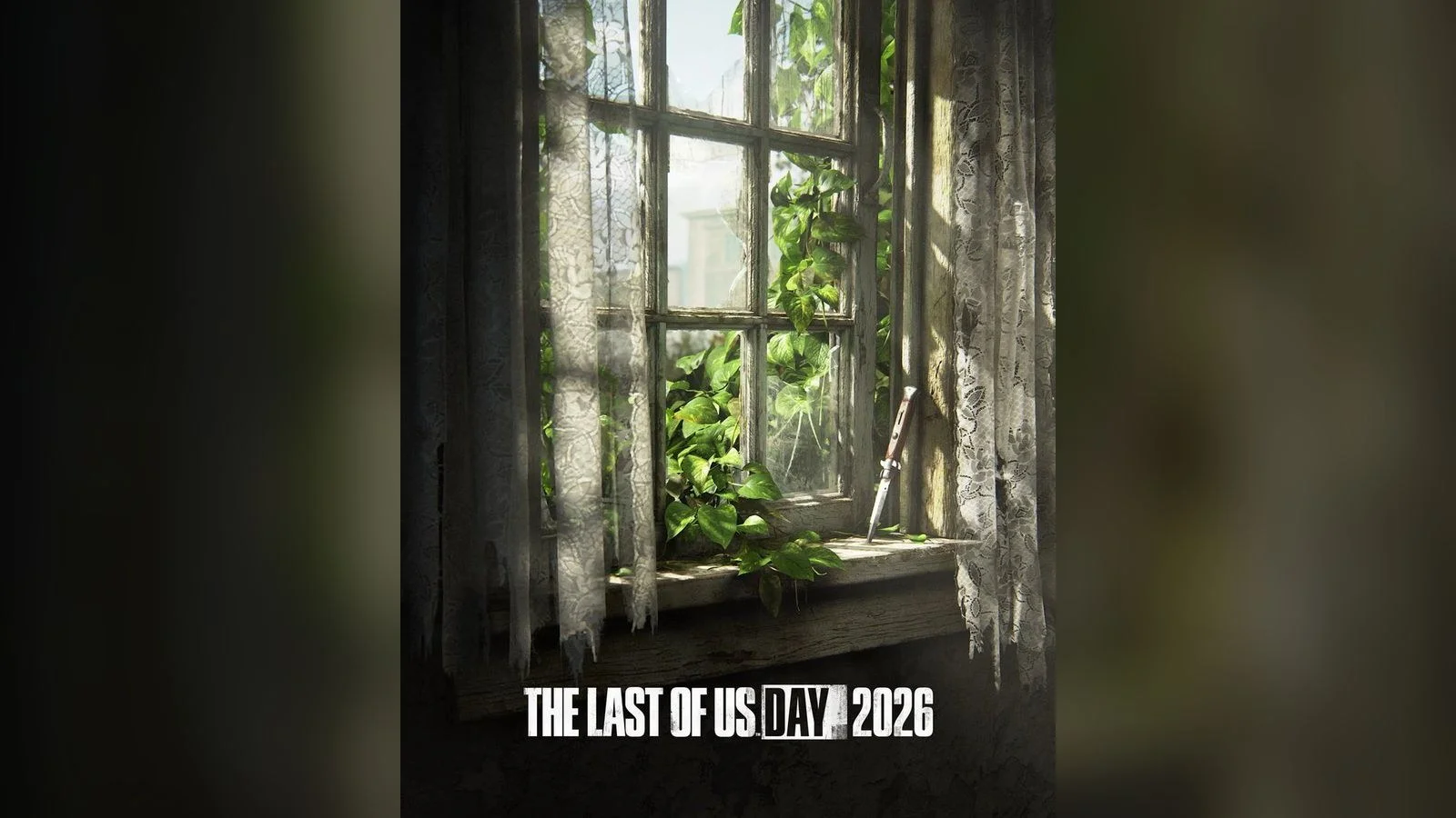 라스트 오브 어스 데이 2026 공식 키아트 - 낡은 커튼이 드리운 깨진 창문 너머로 담쟁이덩굴이 무성하고, 창틀에 나비칼이 꽂혀 있는 모습에 'THE LAST OF US DAY 2026' 로고가 적혀 있다